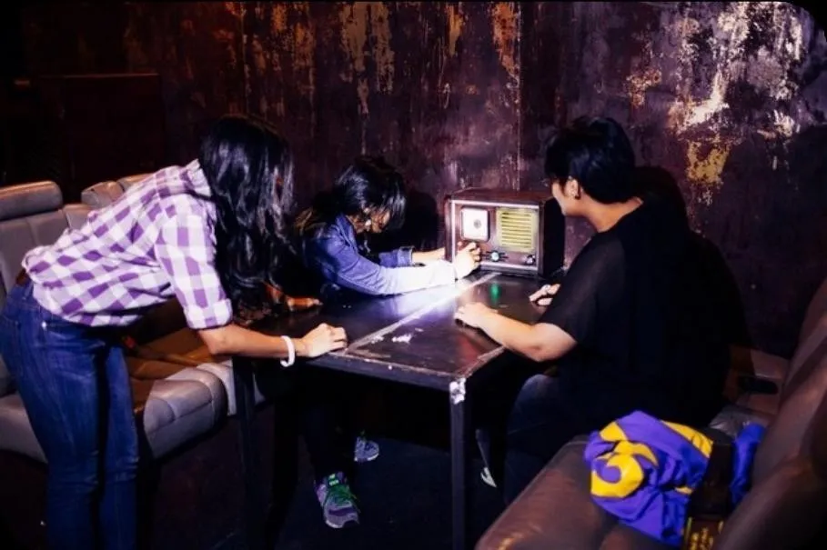 Equipo resolviendo un acertijo dentro de una sala de Escape Room Colombia